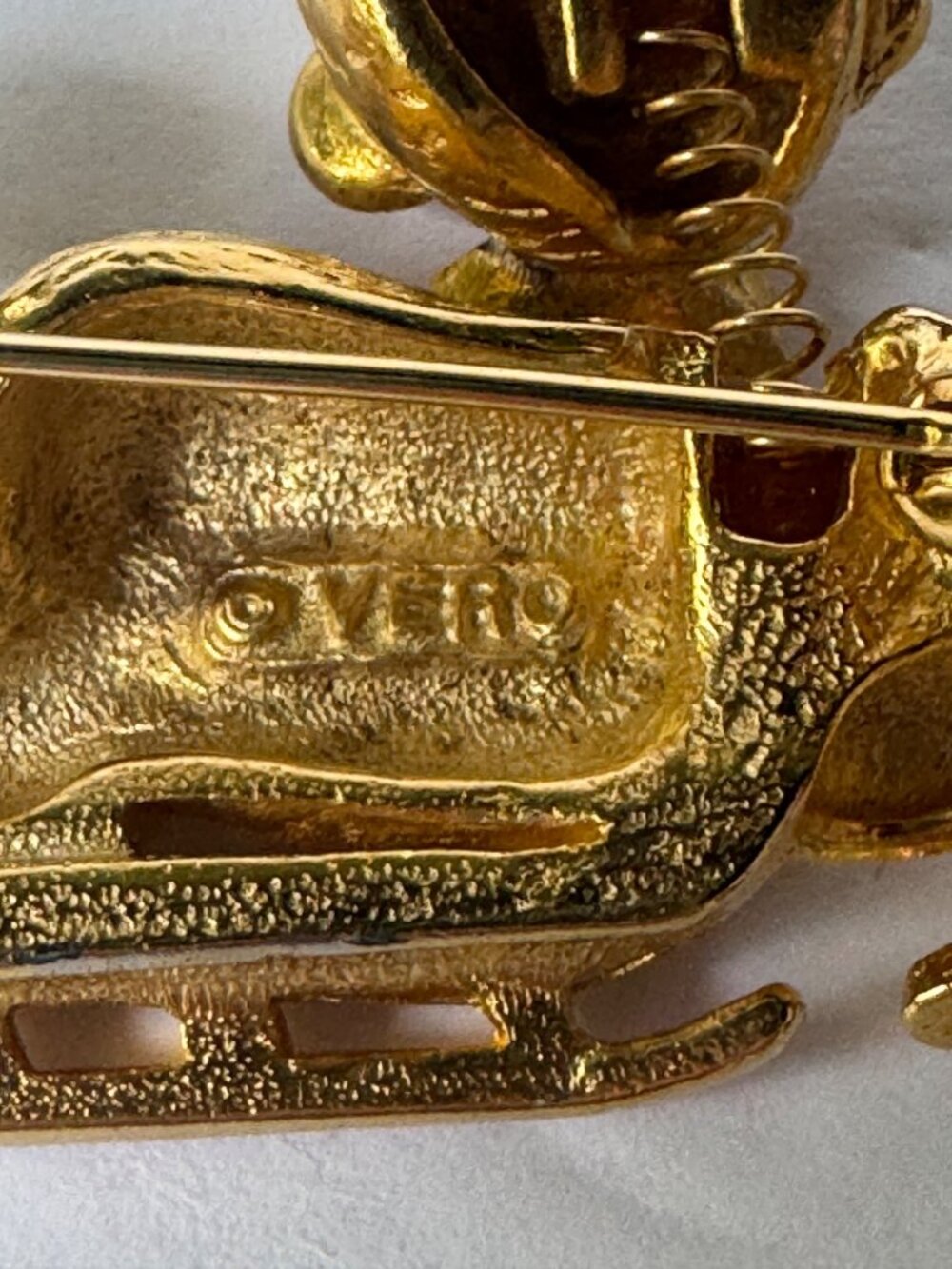 Vero Christmas Bear Brooch Gold Tone Enamel Sled Holiday Pin 1.75 - Picture 3 of 4